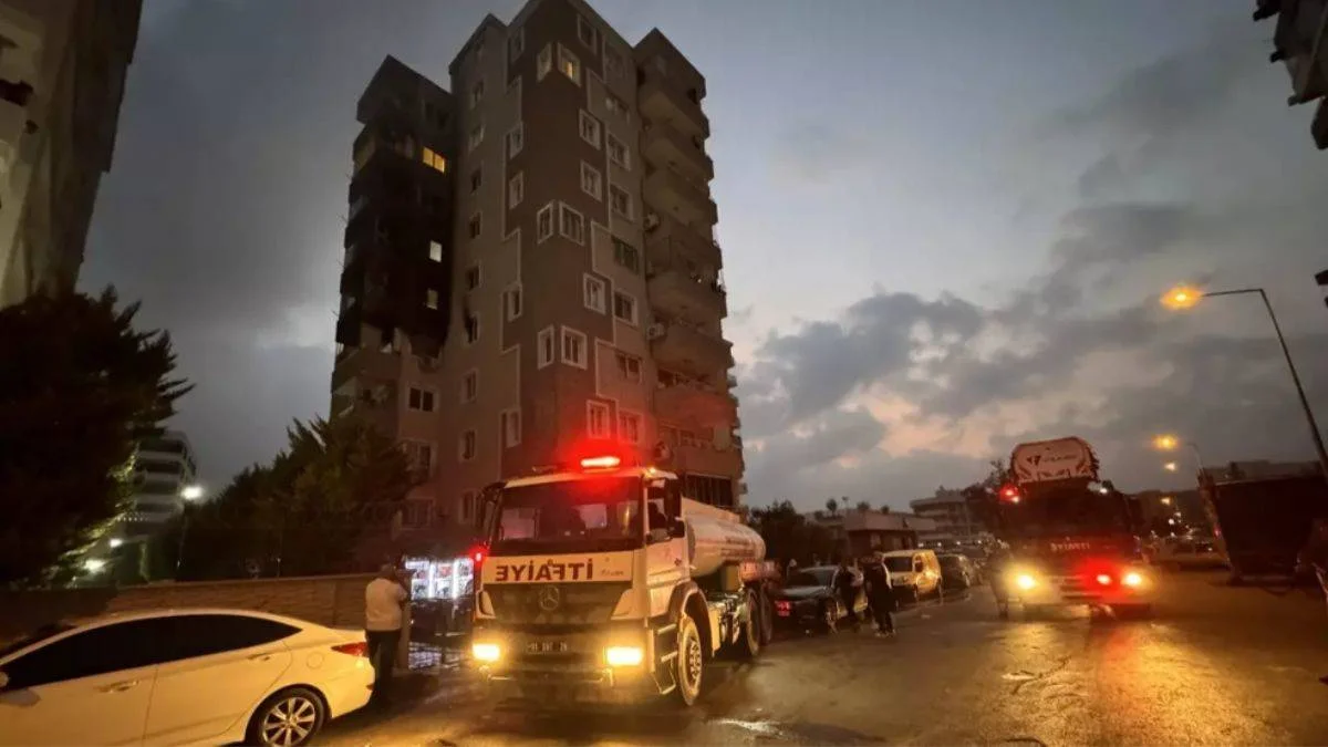 Yangın sırasında pencereden sarkınca düşen kişi öldü