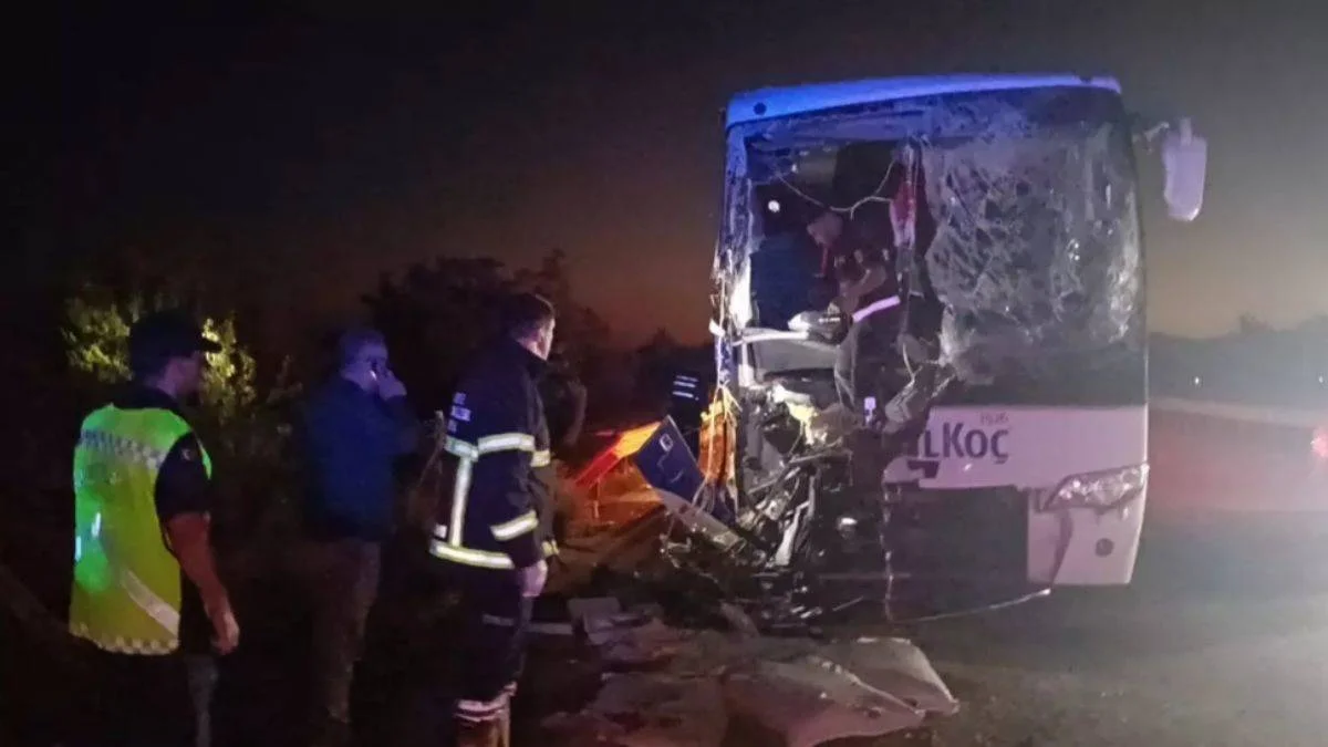 Yolcu otobüsüyle kamyon çarpıştı