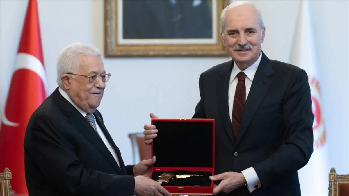 Abbas'a, Kur'an-ı Kerim, silah ve bayrak hediye edildi