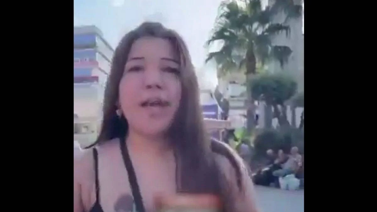 Başörtülü kadına küfür edip saldırdı