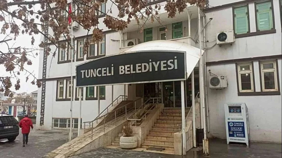 'Belediye yoğun bakımda', son iki başkan kavgada