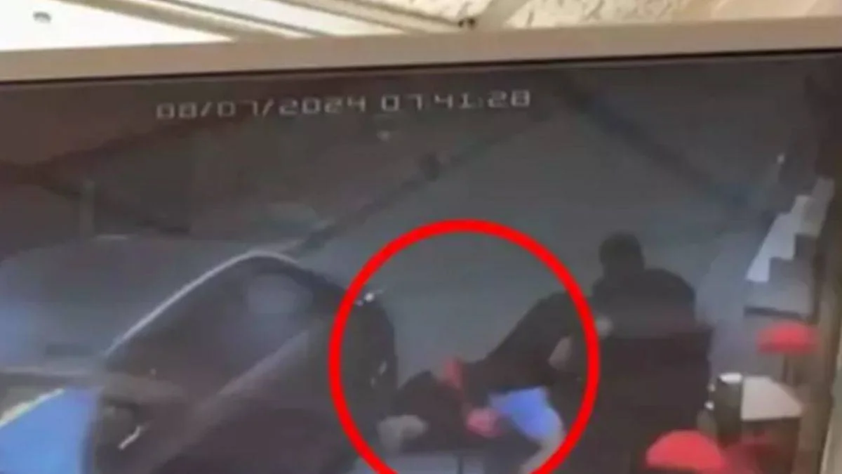 Fenalaşıp yere düştü, kafasının üstünden otomobil geçti