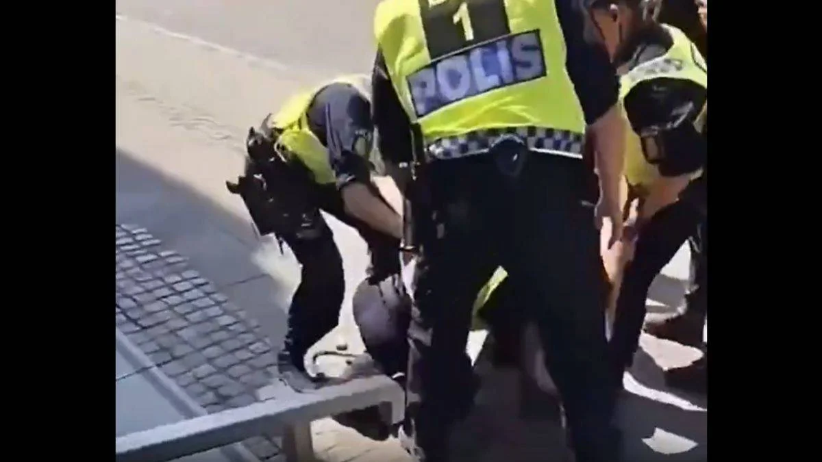 Gazze eylemcisi kadına grup halinde polis saldırısı!
