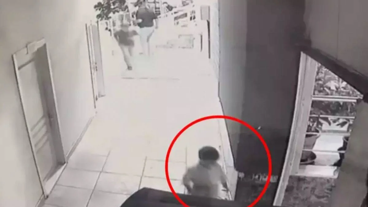 Kayıp oğlunu buldu, havaya kaldırıp yere fırlattı