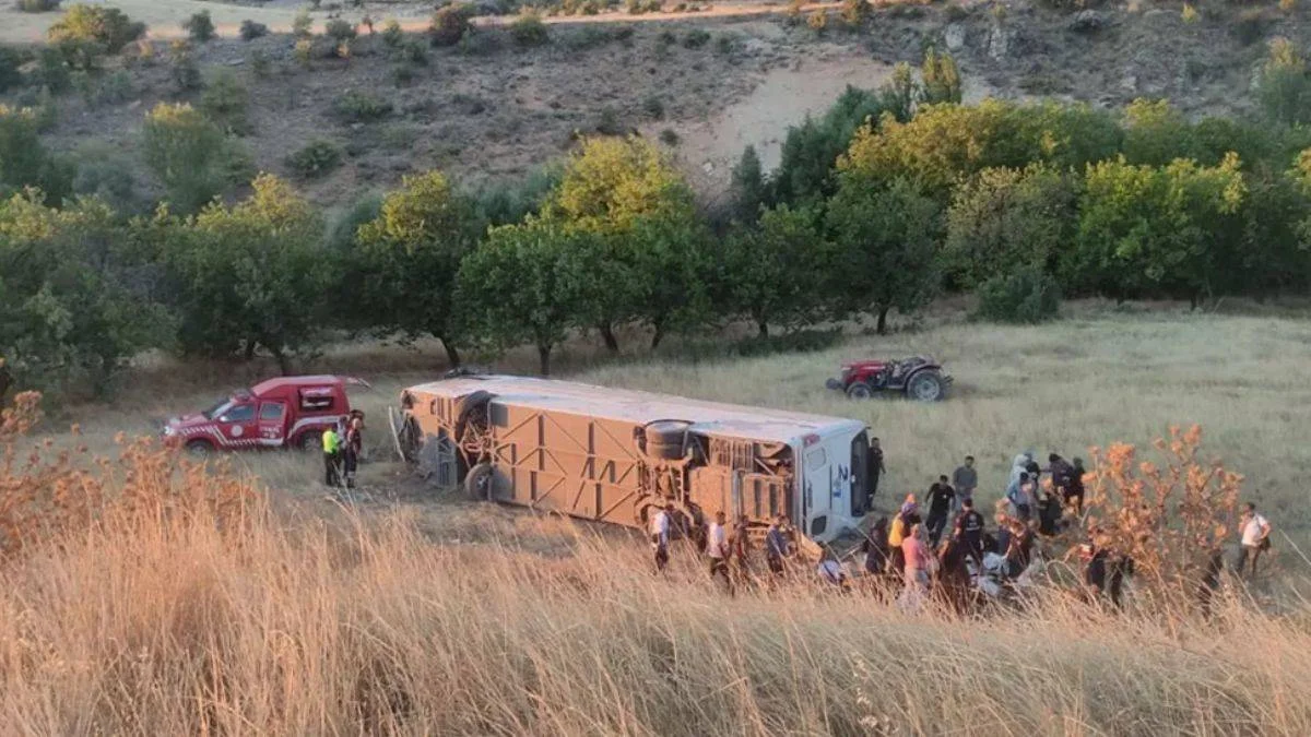 Malatya'da yolcu otobüsü şarampole devrildi!