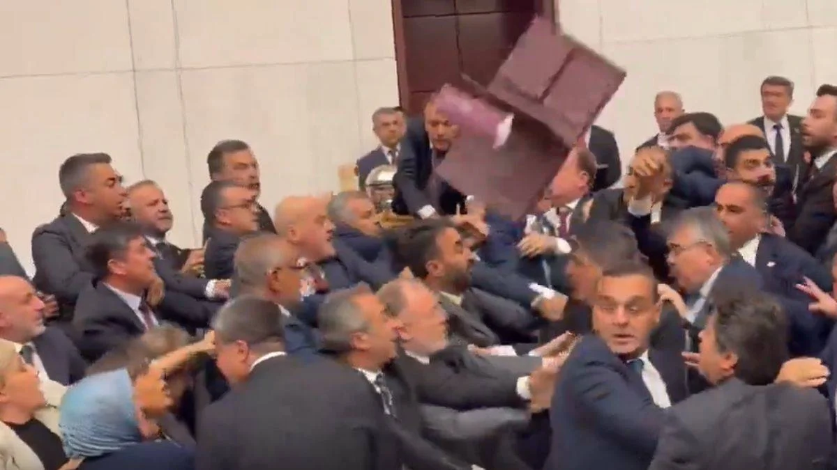 Meclis'te kavga: Yumruk tekme birbirine girdiler