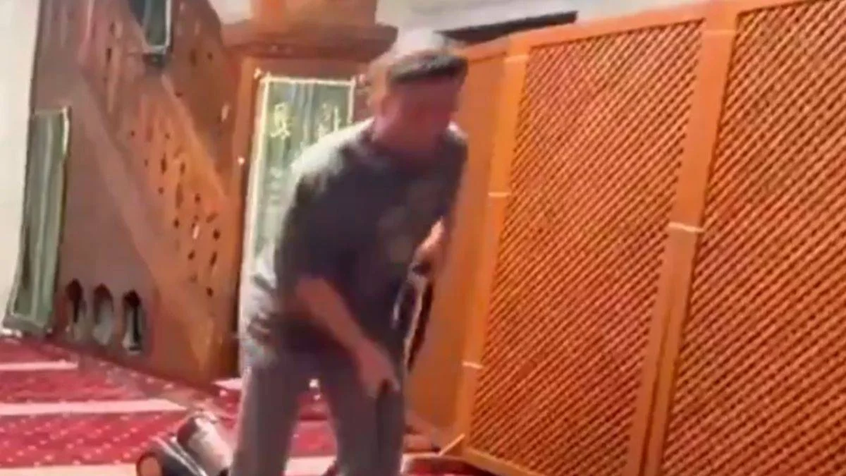 Mesut Özil cami temizledi