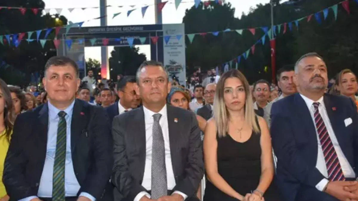 Şener: 'Beyni emcüklenmiş gerizekalılar' deyince protokolde yerin hazır