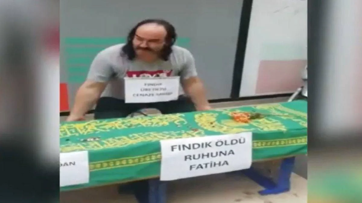 Tabutun üzerinde 'Fındık öldü ruhuna Fatiha' yazısıyla canlı yayın yaptı
