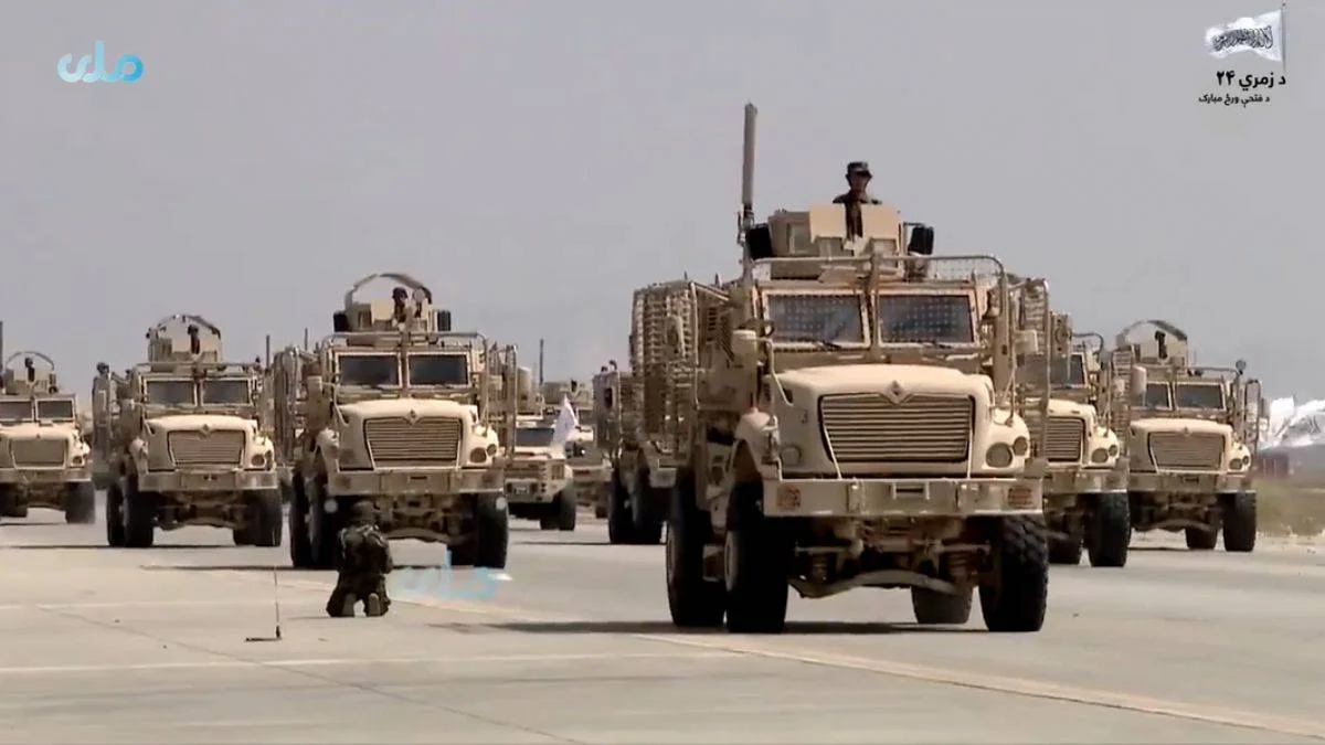 Taliban'ın el koyduğu Amerikan askeri araçlarıyla '3. Yıl' gövde gösterisi
