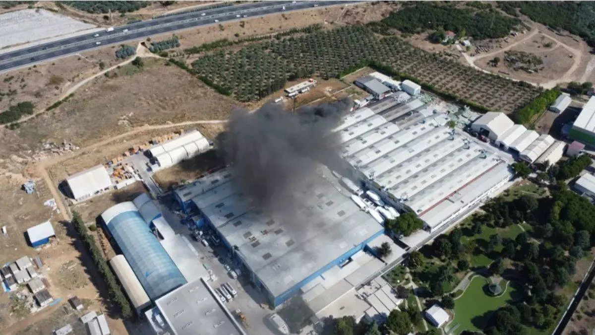 Yat üretim fabrikasında yangın