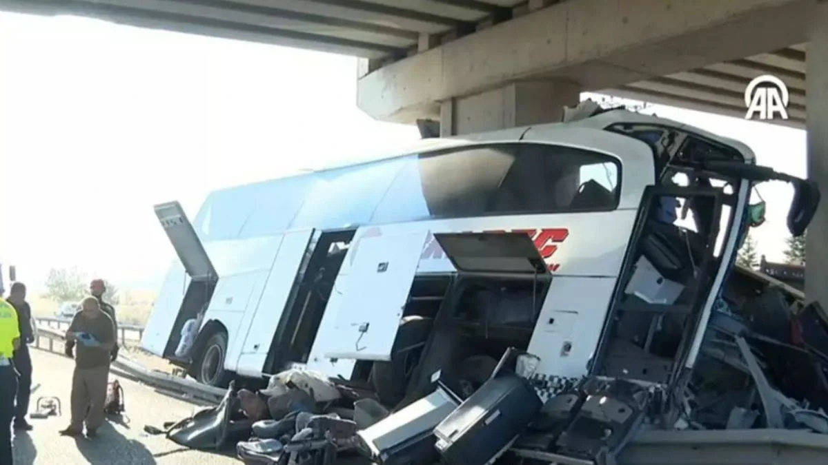 Yolcu otobüsü köprü ayağına çarptı