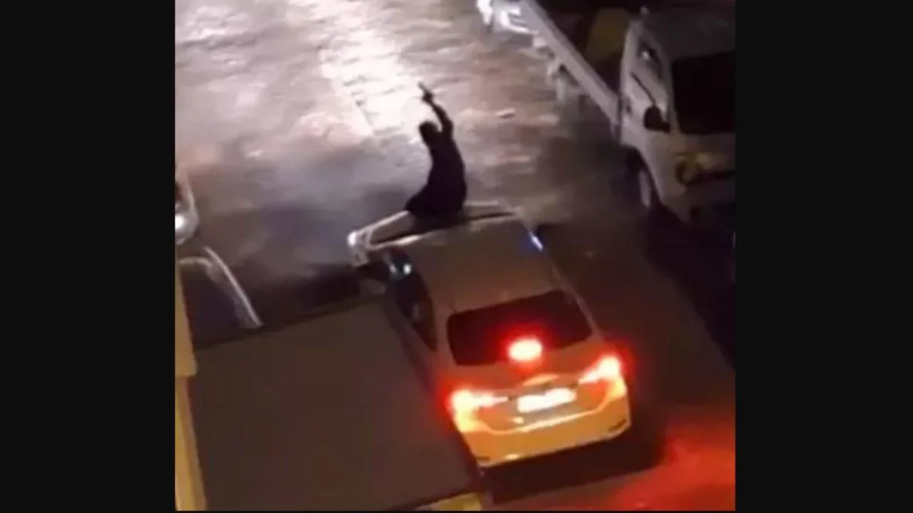 Elinde silahla aracın önüne atladı