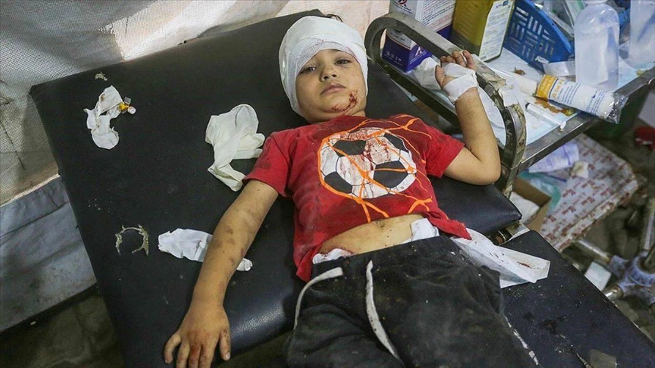 İsrail Gazze'de okul bombaladı; cesetler paramparça oldu