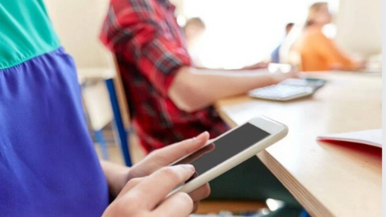 MEB'den Cep Telefonlarıyla İlgili Yeni Genelge: Okulda Kullanımı Yasak