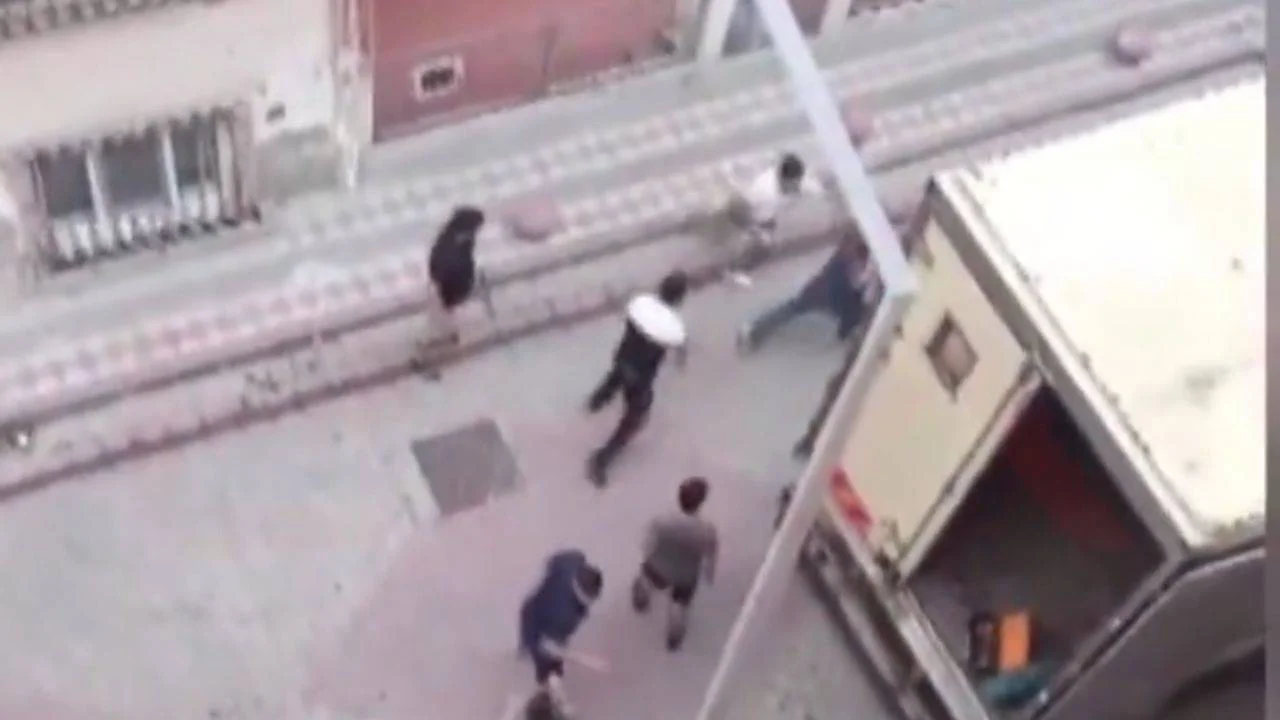 Nakliyecilerle müşteri arasında sopalı, keserli kavga: 5 yaralı