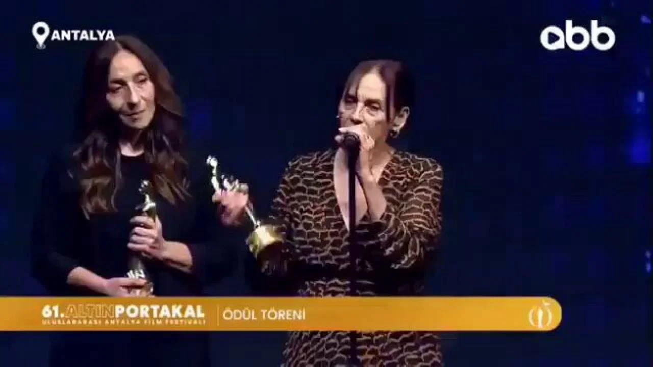 Antalya Altın Portakal Film Festivali'nde oyuncu Nur Sürer, aldığı ödülü Yılmaz Güney'e ithaf etti.