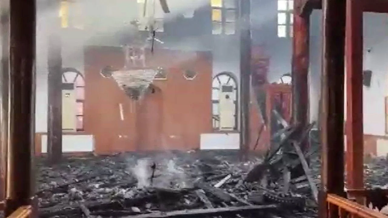 Bartın'daki tarihi cami yandı, Arapça yazılar yanmadı!