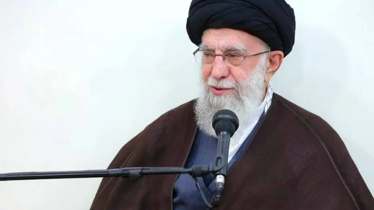 İran dini lideri Hamaney'den Cuma hutbesinde sert mesaj