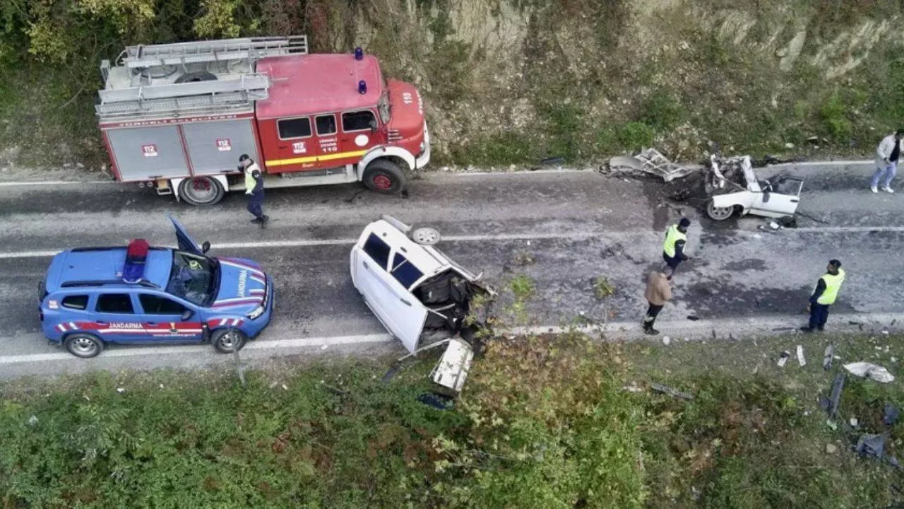 Sinop ta feci kaza! Çarpışmada araç ikiye bölündü