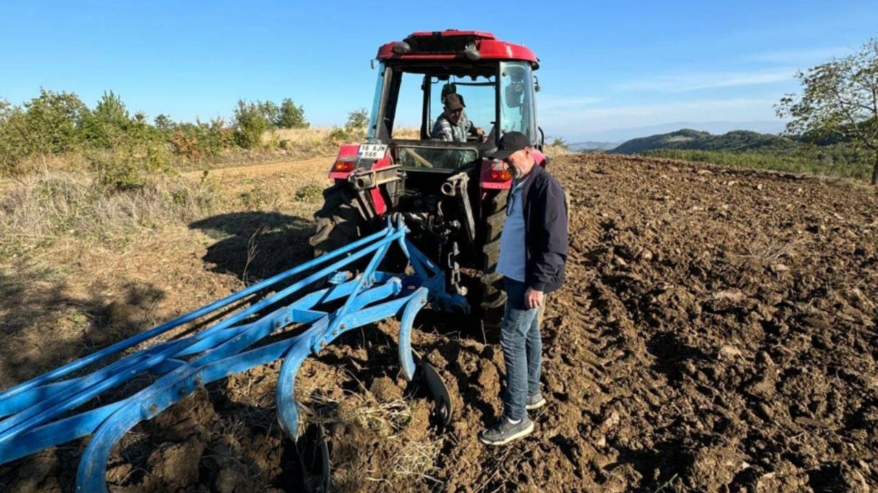 Tarlayı sürerken el bombasına takıldı