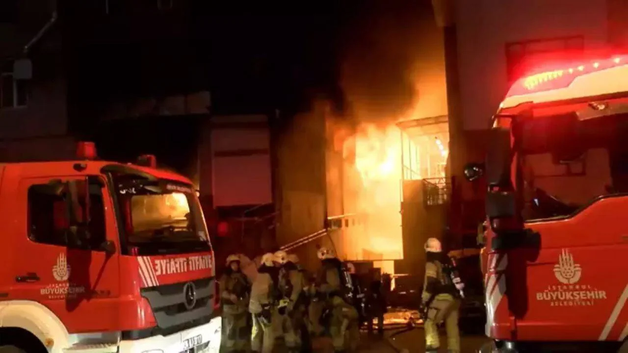 Beylikdüzü'nde büyük yangın! Patlama sesleri panik yarattı