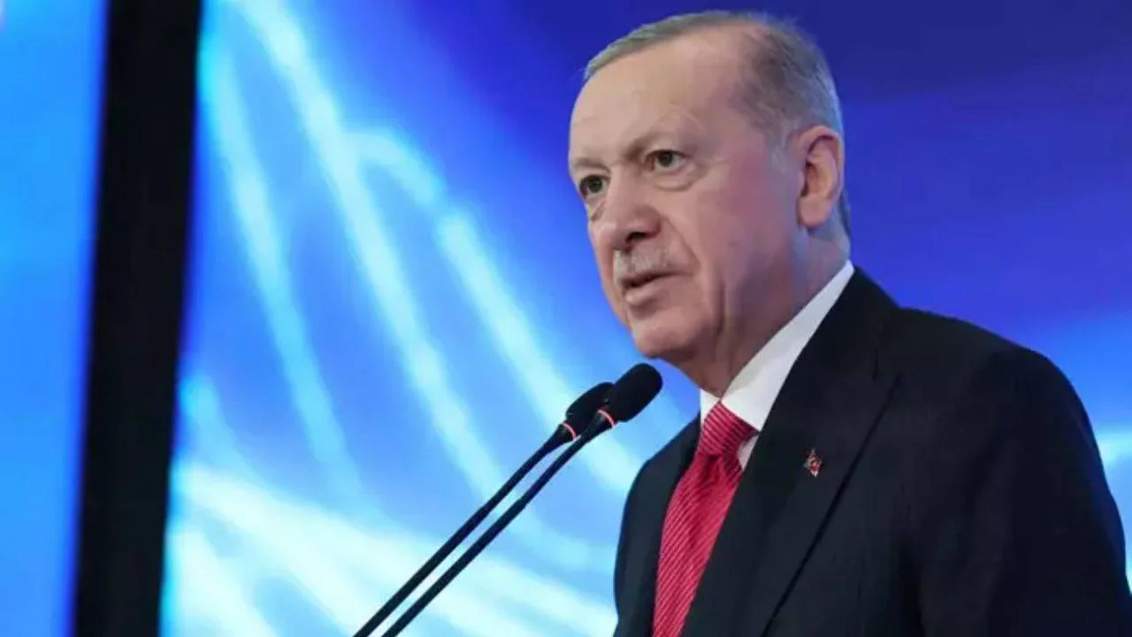 Erdoğan'dan CHP Lideri Özgür Özel'e çarpıcı yanıt: 'Biz çarşıdan gelirken, siz gidiyordunuz'