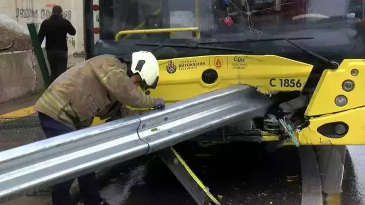 Kadıköy'de otobüs kazası! İETT otobüsü bariyere saplandı