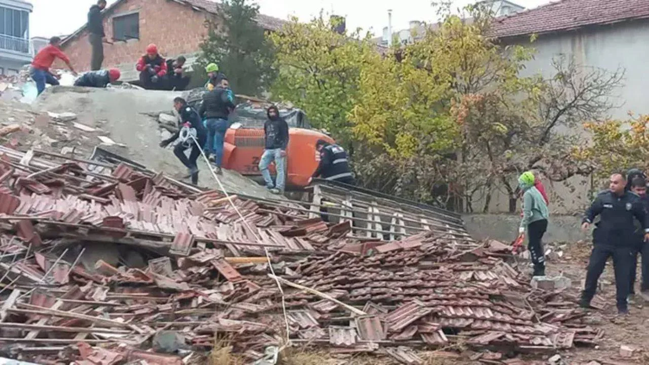 Malatya'da ağır hasarlı bina çöktü, iş makinesi operatörü enkaz altında kaldı