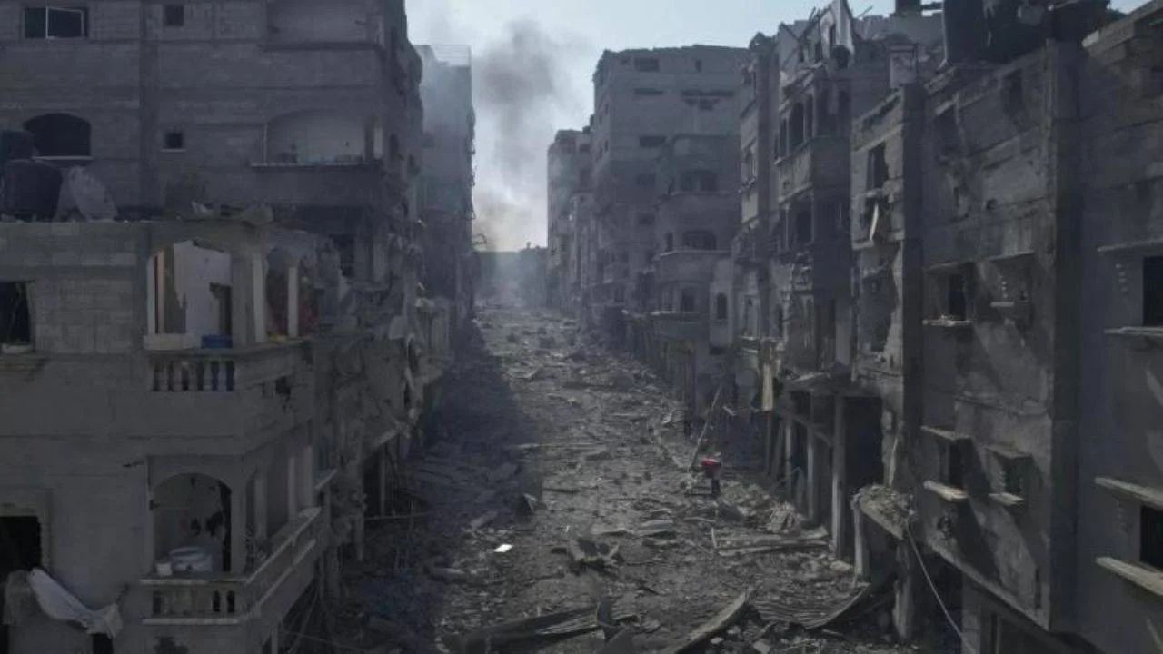 Soykırımcı İsrail ordusu, Gazze'nin kuzeyine broşürler ile birlikte bomba attı