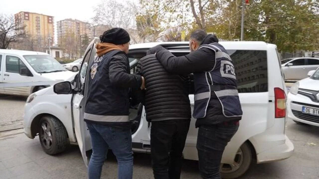 Adana'da bir otomobilde 50 ruhsatsız tabanca ele geçirildi.