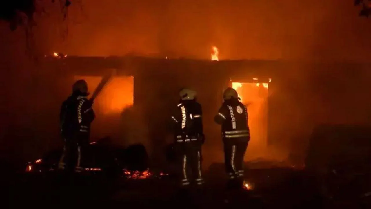 Ataşehir'de gecekondu yangını; kiracı ve çocukları zor anlar yaşadı