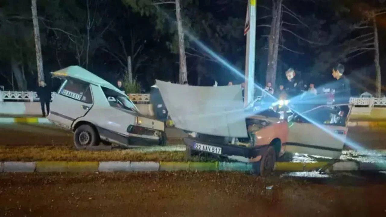 Edirne'de aydınlatma direğine çarpan otomobil ikiye bölündü, 2 kişi ağır yaralandı
