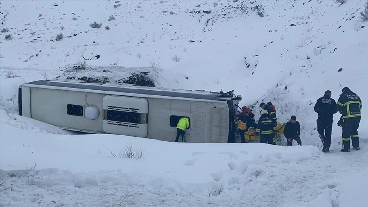 Erzincan-Sivas kara yolunda facia: Yolcu otobüsü devrildi