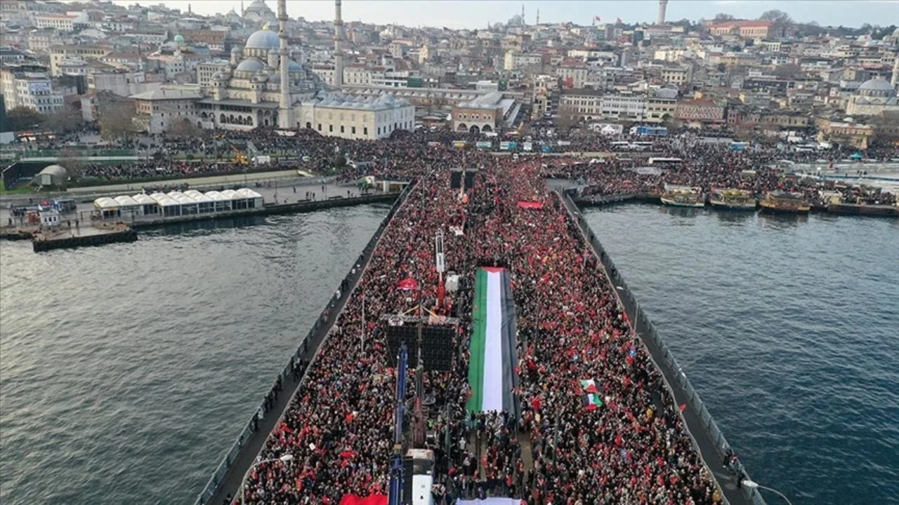 Filistin için Galata Köprüsü'nde eylem açıklaması