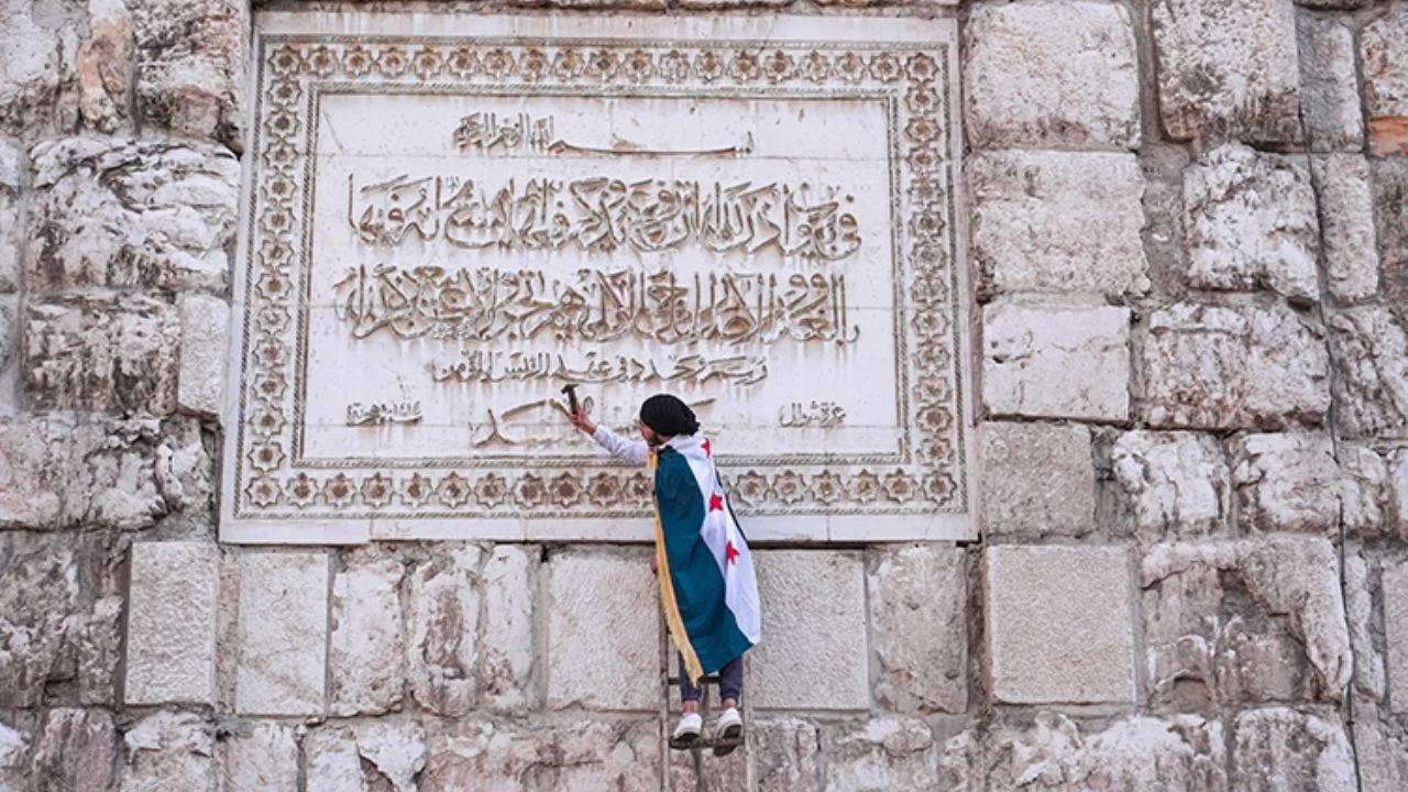 Şam'da Emevi Camisi'nin duvarındaki Esad ismi çekiçle kazındı