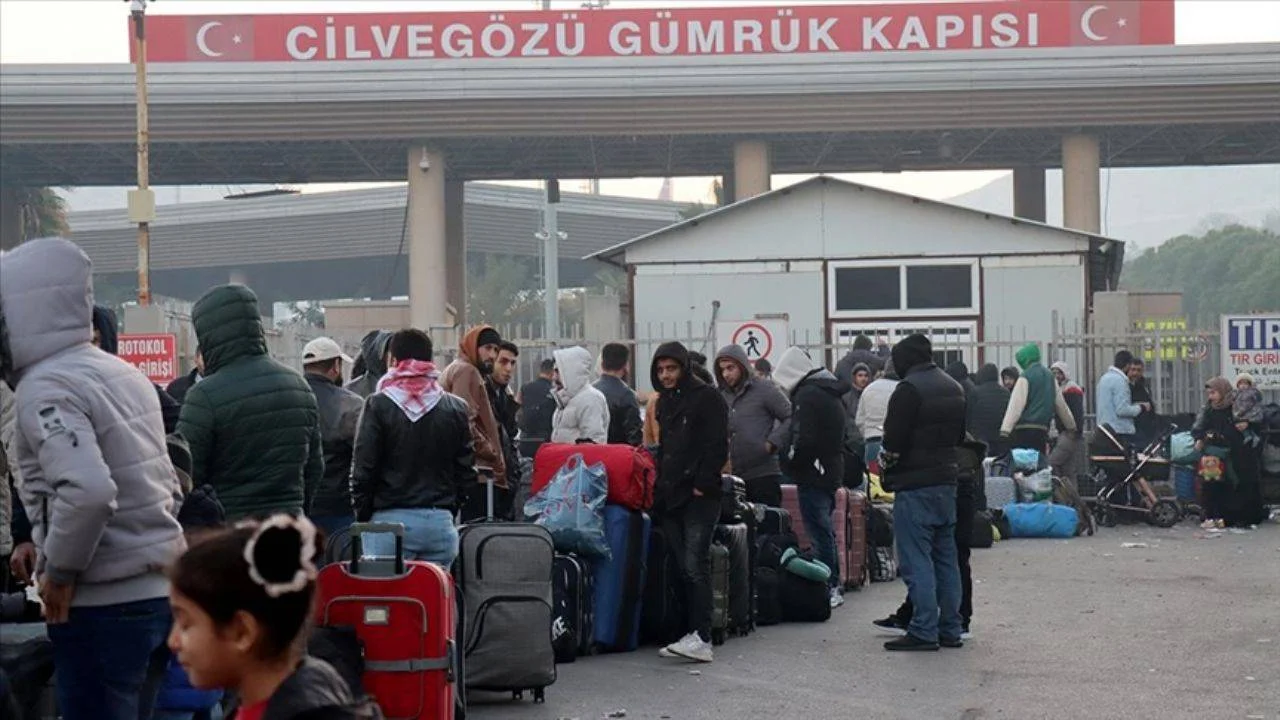 Sınırda kuyruk! Türkiye'deki Suriyeliler ülkelerine dönüyor