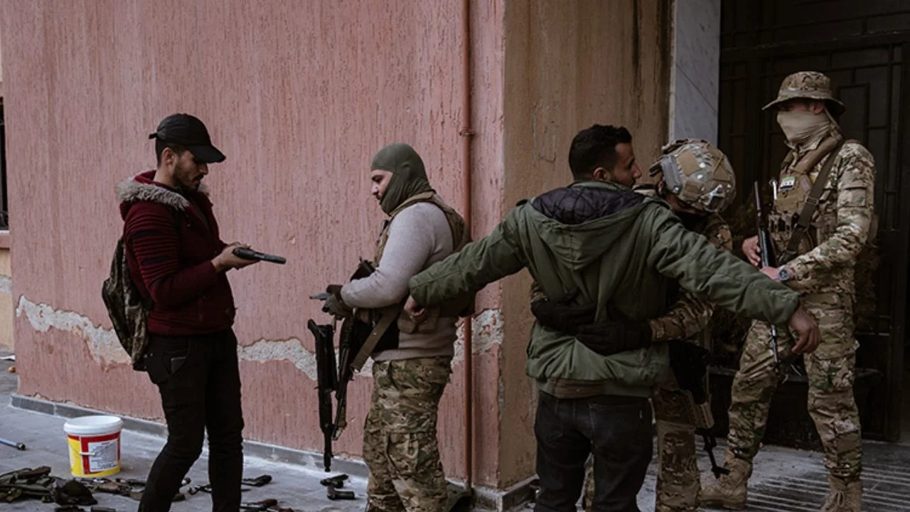Suriye'de tarihi günler: Silahları teslim ediyorlar
