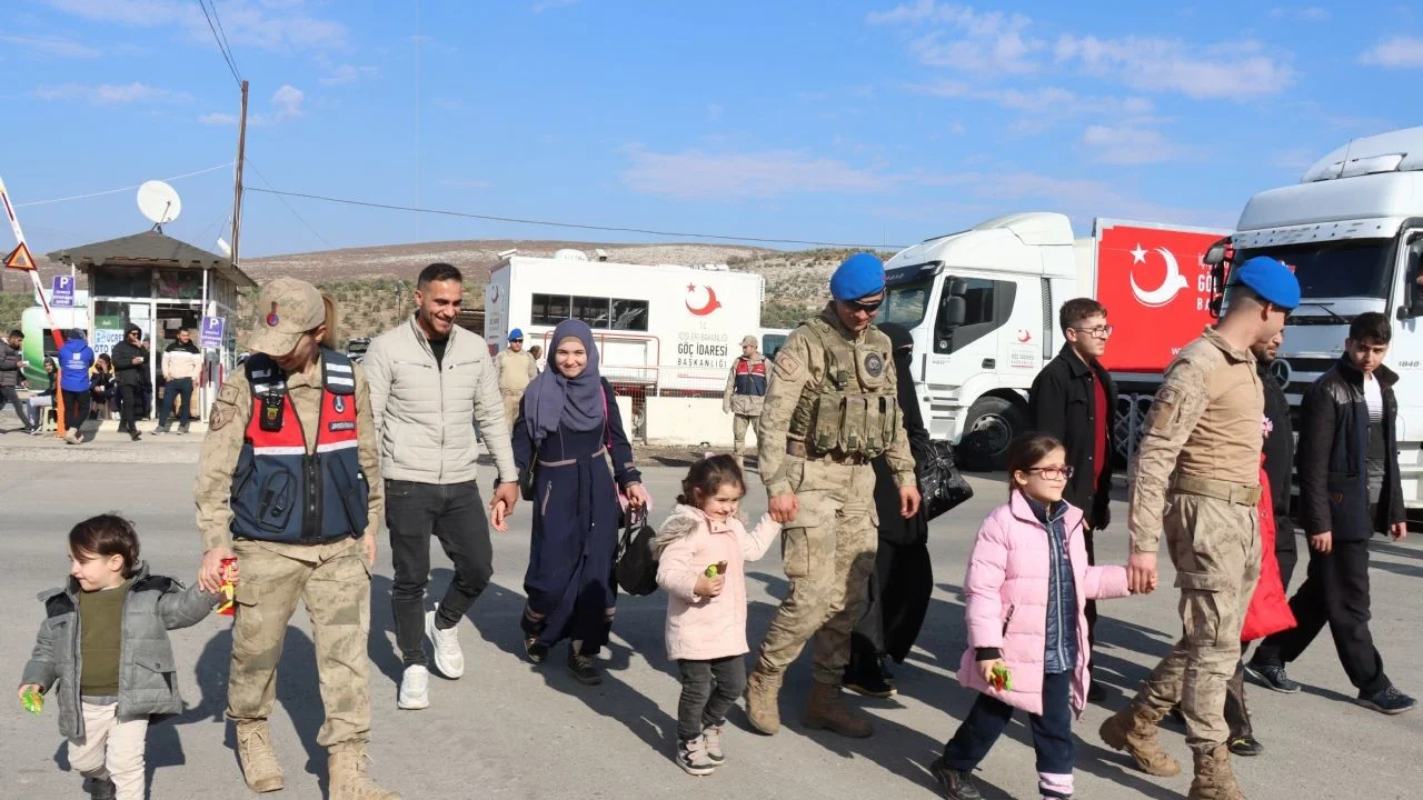 Suriyelilere nefret kusan, İngilizlere, Ruslara, Ukraynalılara susan ırkçı kitlenin hastalığı