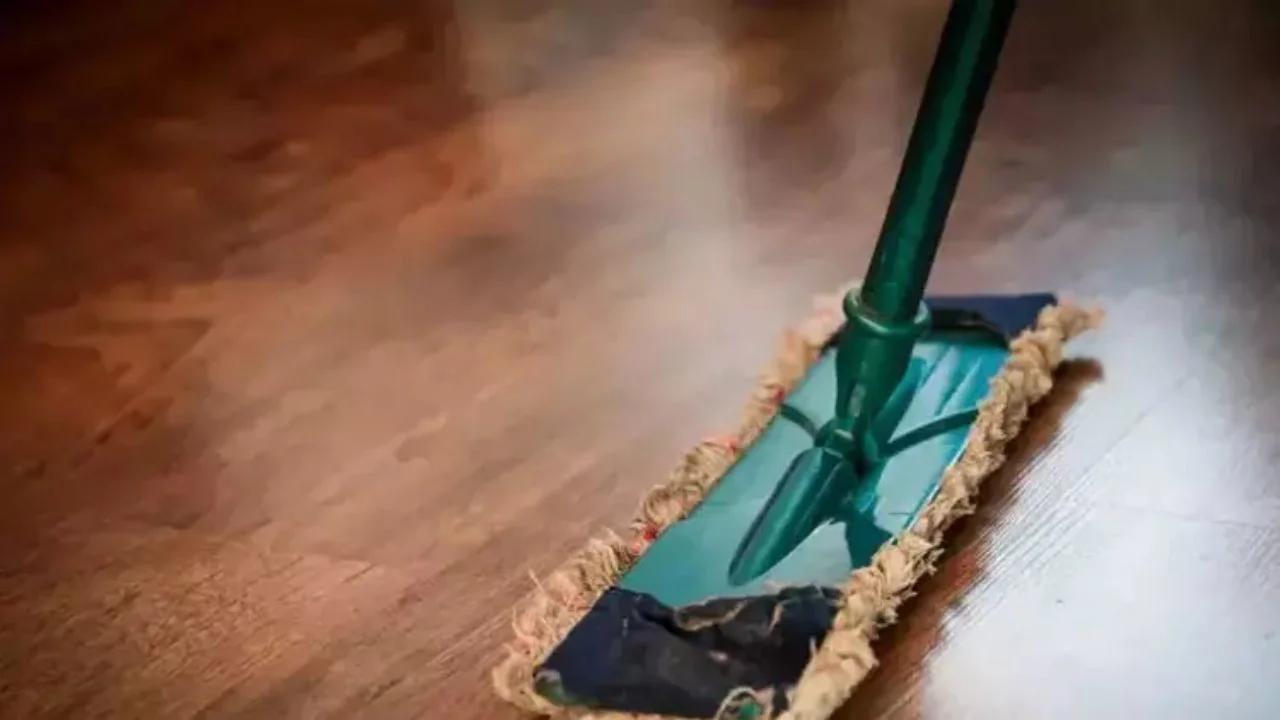 Temizlik suyuna 1 kaşık ekleyin, parkeler parlasın