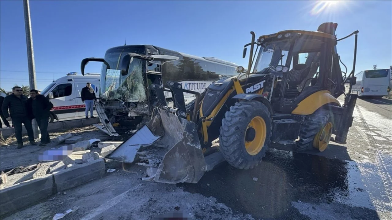 Turist otobüsü kepçeyle kafa kafaya çarpıştı: 6 yaralı