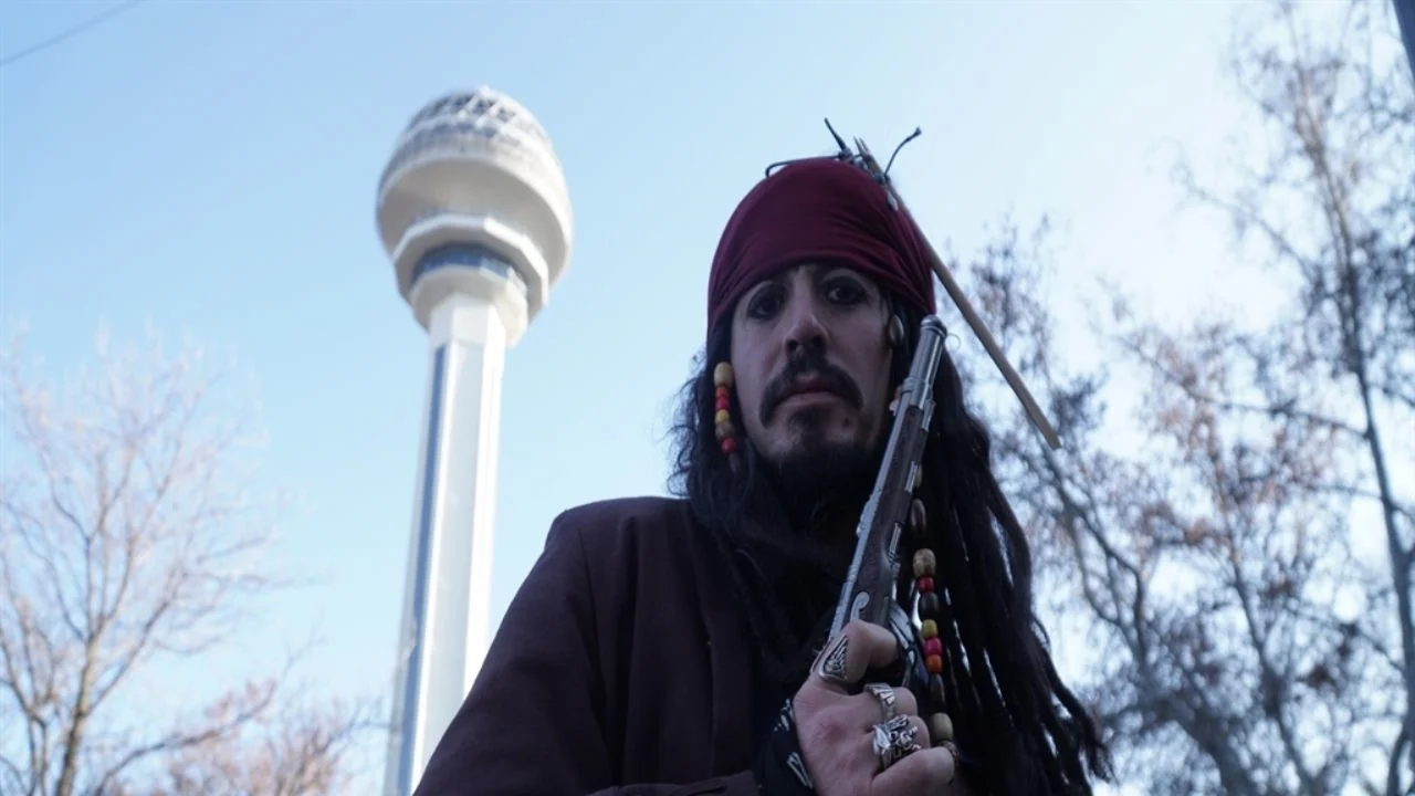 'Ankaralı Ersin Sparrow' Karayip Korsanı kostümüyle şaşırtıyor