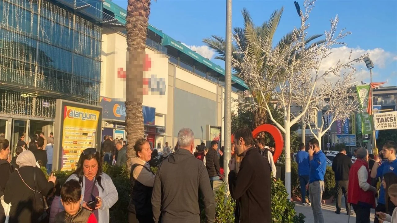 Antalya'da deprem; halk sokağa döküldü!