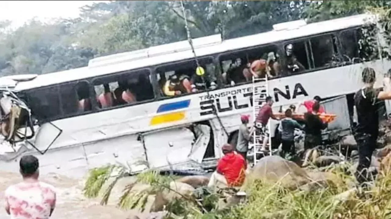 Bolivya'da otobüs faciası: 19 kişi hayatını kaybetti