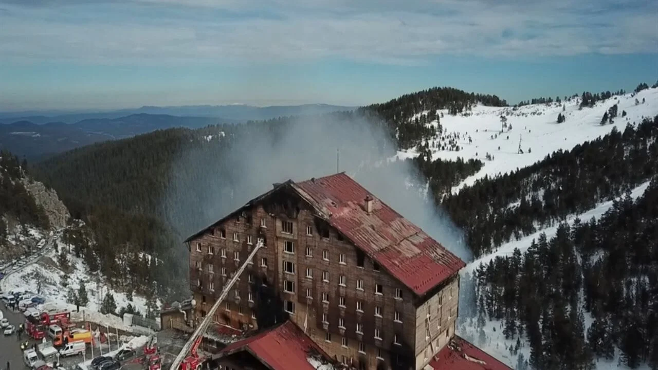 Bolu'daki otel yangınında 4 gözaltı ve yayın yasağı kararı