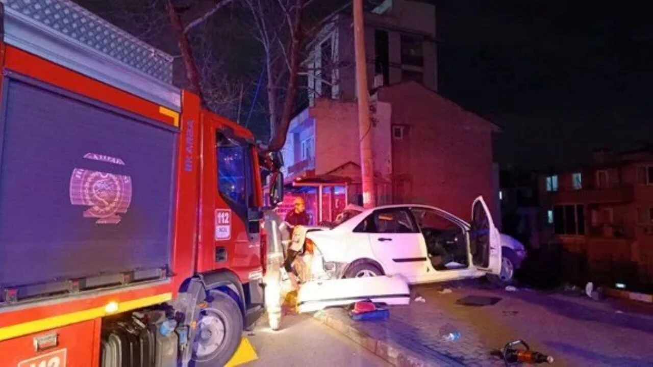 Bursa'da ölümlü kaza korkuluklara asılı kaldı