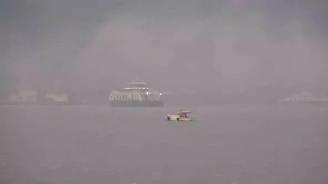 Çanakkale Boğazı'nda, yoğun sis nedeniyle deniz ulaşımı askıya alındı.