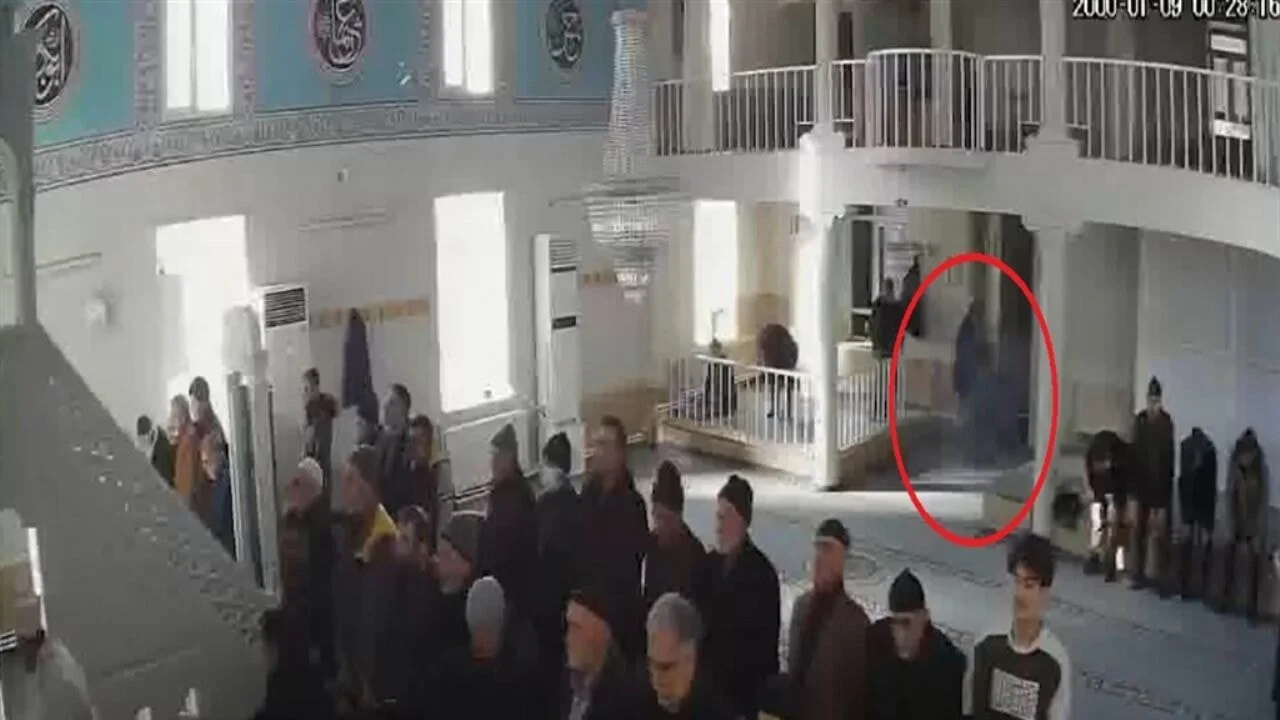 Cemaat namaz kılarken, camiye torpil attı