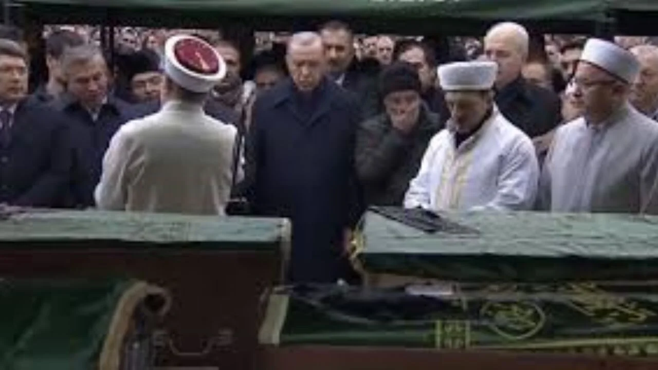 Cumhurbaşkanı Erdoğan, Bolu Kartalkaya'daki otel yangınında hayatını kaybeden Gültekin Ailesi için cenaze namazına katıldı.