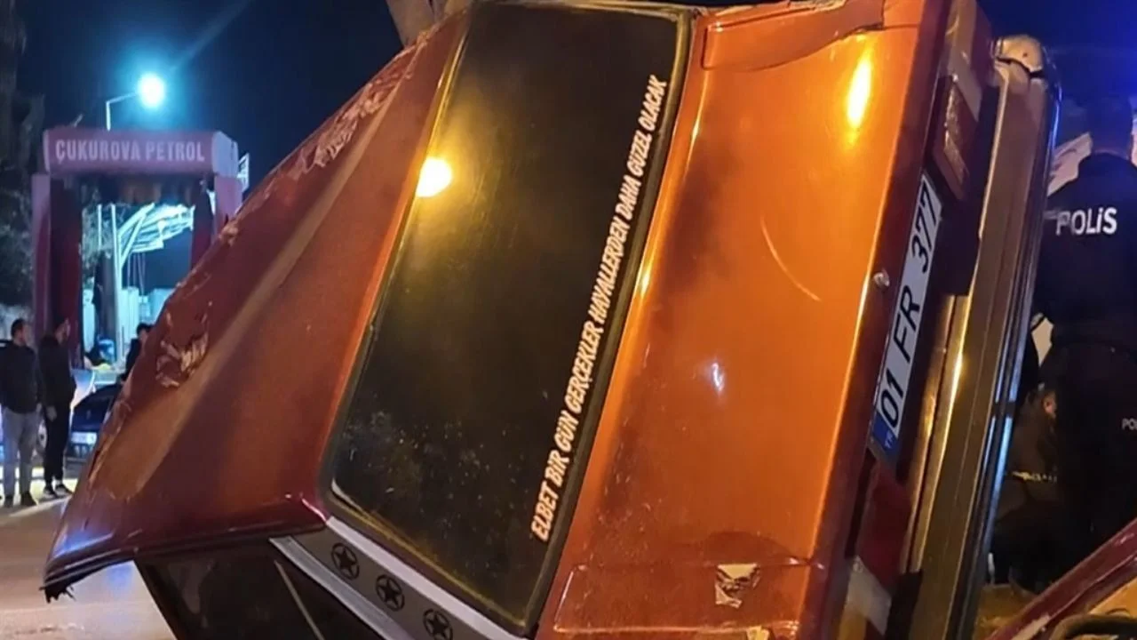 Direğe çarpan otomobil ikiye bölündü: 2 ölü, 1 yaralı